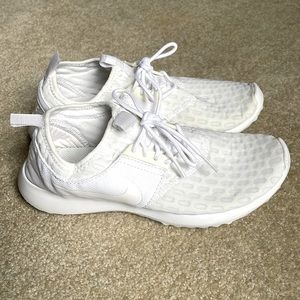 White Nike W Sneakers